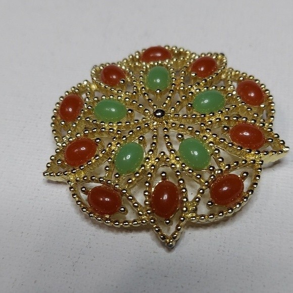 Sarah Coventry Acapulco Brooch Pin Green and Dark red on goldtone base - Picture 1 of 5